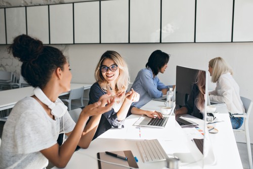 women talking in a computer lab