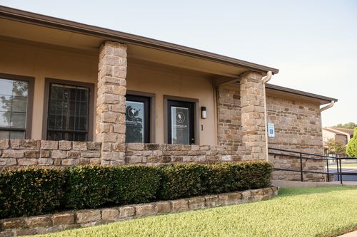 exterior-of-abundant-life-counseling-services-north-austin-location-links-to-alcs-north-austin-web-page