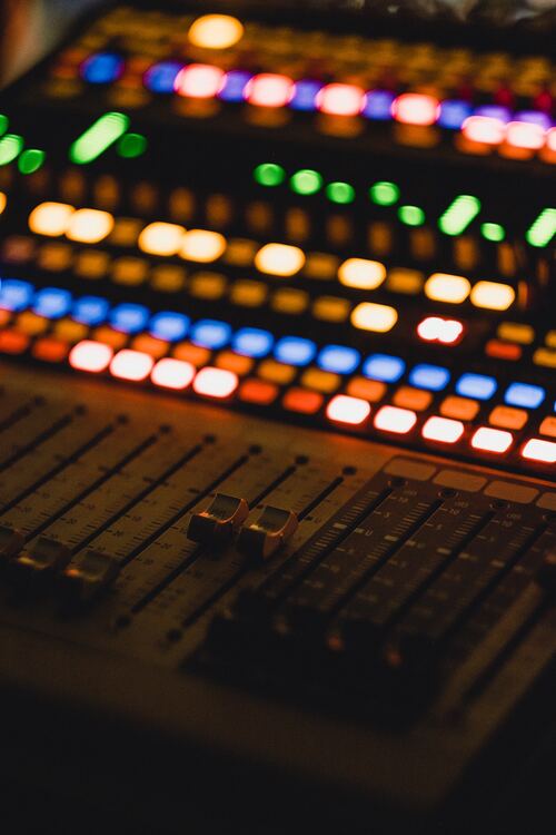 An out of focus picture of a soundboard