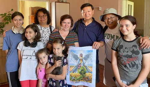 Maria (fourth from the right) presented a knitted bead painting to Living Hope