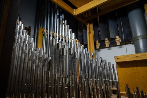 An image of the beautiful and enormous organ pipes.