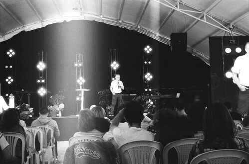 Pneumadelic Fest GRDN Movimiento Sobredosis pastor predicando auditorio luces