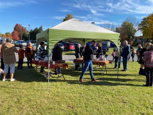 UMCL lemonade on the lawn
